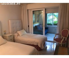 Precioso bajo con jardin y piscina en pleno Puerto Banus.