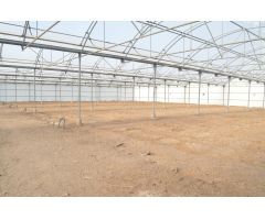 Se alquila terreno con techo ideal para vehículos, almacén o agrario