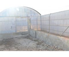 Se alquila terreno con techo ideal para vehículos, almacén o agrario