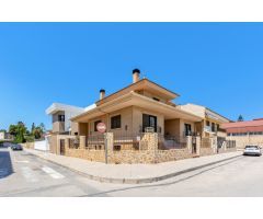 OPORTUNIDAD DE CHALET INDEPENDIENTE EN EL CENTRO DE ALMORADI