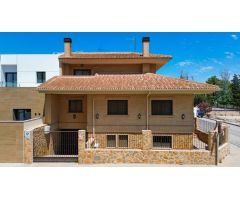 OPORTUNIDAD DE CHALET INDEPENDIENTE EN EL CENTRO DE ALMORADI