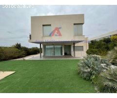 Exclusivo chalet urbano seminuevo en Peña las Águilas.