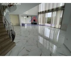 Exclusivo chalet urbano seminuevo en Peña las Águilas.