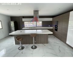 Exclusivo chalet urbano seminuevo en Peña las Águilas.