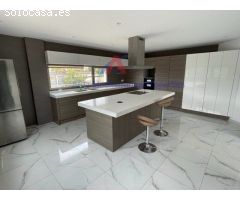 Exclusivo chalet urbano seminuevo en Peña las Águilas.