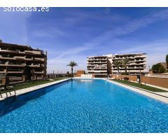Vivienda con gran terraza en urbanización con piscina.