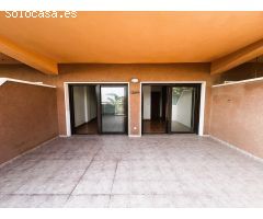 Vivienda con gran terraza en urbanización con piscina.