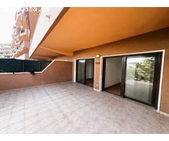Vivienda con gran terraza en urbanización con piscina.