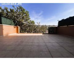 Vivienda con gran terraza en urbanización con piscina.