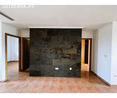 Vivienda con gran terraza en urbanización con piscina.