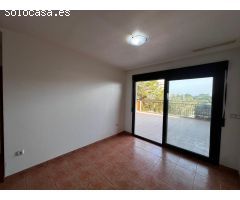 Vivienda con gran terraza en urbanización con piscina.