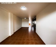 Vivienda con gran terraza en urbanización con piscina.