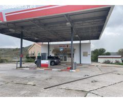 Terreno industrial en venta con edificio de gasolinera contruido en su interior.