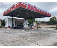 Terreno industrial en venta con edificio de gasolinera contruido en su interior.