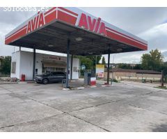 Terreno industrial en venta con edificio de gasolinera contruido en su interior.
