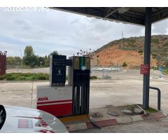 Terreno industrial en venta con edificio de gasolinera contruido en su interior.