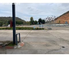 Terreno industrial en venta con edificio de gasolinera contruido en su interior.