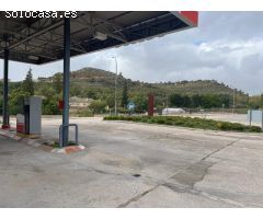 Terreno industrial en venta con edificio de gasolinera contruido en su interior.