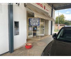 Terreno industrial en venta con edificio de gasolinera contruido en su interior.
