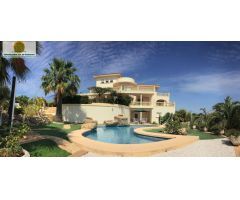LUJOSO CHALET DE ENSUEÑO, CON VISTAS AL SKYLINE DE BENIDORM!!!