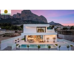 Chalet con Piscina Privada. Obra Nueva en Polop.