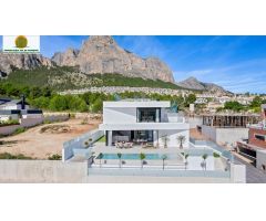 Chalet con Piscina Privada. Obra Nueva en Polop.