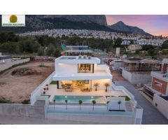 Chalet con Piscina Privada. Obra Nueva en Polop.