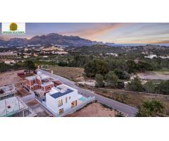 Chalet con Piscina Privada. Obra Nueva en Polop.