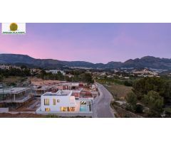 Chalet con Piscina Privada. Obra Nueva en Polop.