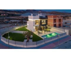 Promoción de villas de obra nueva independientes, con piscina privada y acabados modernos