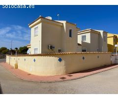 Chalet independiente con piscina comunitaria.
