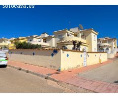 Chalet independiente con piscina comunitaria.