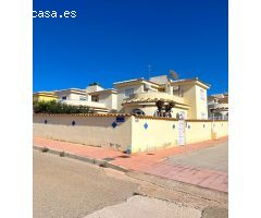Chalet independiente con piscina comunitaria.