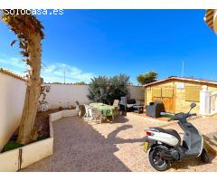 Chalet independiente con piscina comunitaria.