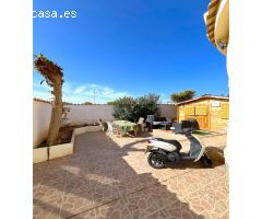 Chalet independiente con piscina comunitaria.