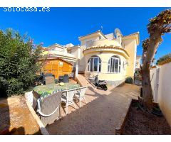 Chalet independiente con piscina comunitaria.