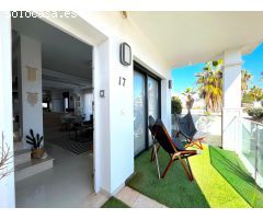 Vivienda de estilo moderno en residencial con piscina.