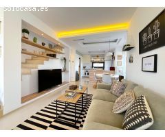 Vivienda de estilo moderno en residencial con piscina.