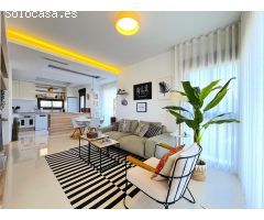 Vivienda de estilo moderno en residencial con piscina.