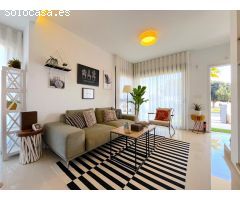 Vivienda de estilo moderno en residencial con piscina.
