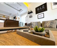 Vivienda de estilo moderno en residencial con piscina.