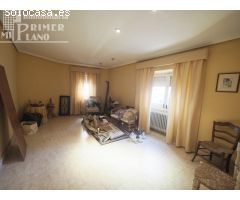 CASA EN ESQUINA CON 4 DORMITORIOS  POR SOLO 110.000 EUROS, POR ZONA CENTRO