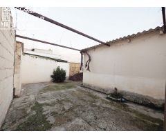 Casa de dos plantas como solar de 349 m2 de parcela junto a Glorieta Mª Cristina por solo 82.000 €