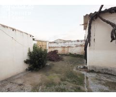 Casa de dos plantas como solar de 349 m2 de parcela junto a Glorieta Mª Cristina por solo 82.000 €