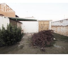 Casa de dos plantas como solar de 349 m2 de parcela junto a Glorieta Mª Cristina por solo 82.000 €