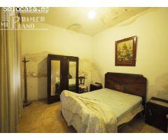 Vivienda de 2 plantas en pleno centro de Tomelloso en calle Socuellamos para reformar, con 275 m2