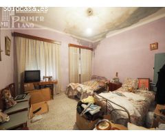 Vivienda de 2 plantas en pleno centro de Tomelloso en calle Socuellamos para reformar, con 275 m2