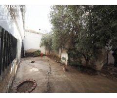 Casa de 2 plantas junto a Plaza De Toros, de 6 dormitorios, baño, salón, cocina y patio por 110.000€