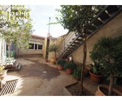 *Espectacular casa en venta por calle Jose Maria Del Moral, 4 dormitorios, 4 baños, garaje y patio*