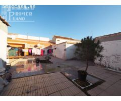 Se vende casa de planta baja para reformar con 401 m2 y acceso a dos calles por 127.000 €